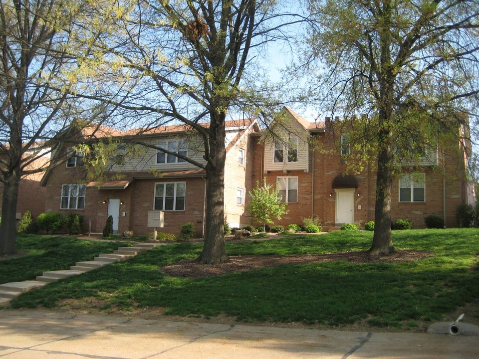 Lakeshire Apartment Complex in St. Louis, MO - Building Photo