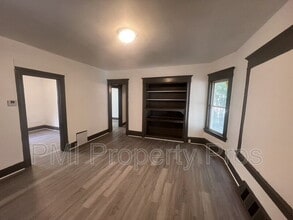 140 E Chambers St in Milwaukee, WI - Building Photo - Building Photo