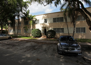 625-635 Santander Ave in Coral Gables, FL - Building Photo - Building Photo