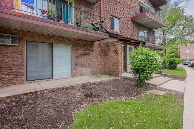 2544 Waterbury Dr in Woodridge, IL - Building Photo - Building Photo
