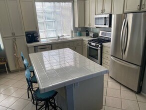 7567 Quiet Cove Cir in Huntington Beach, CA - Building Photo - Building Photo