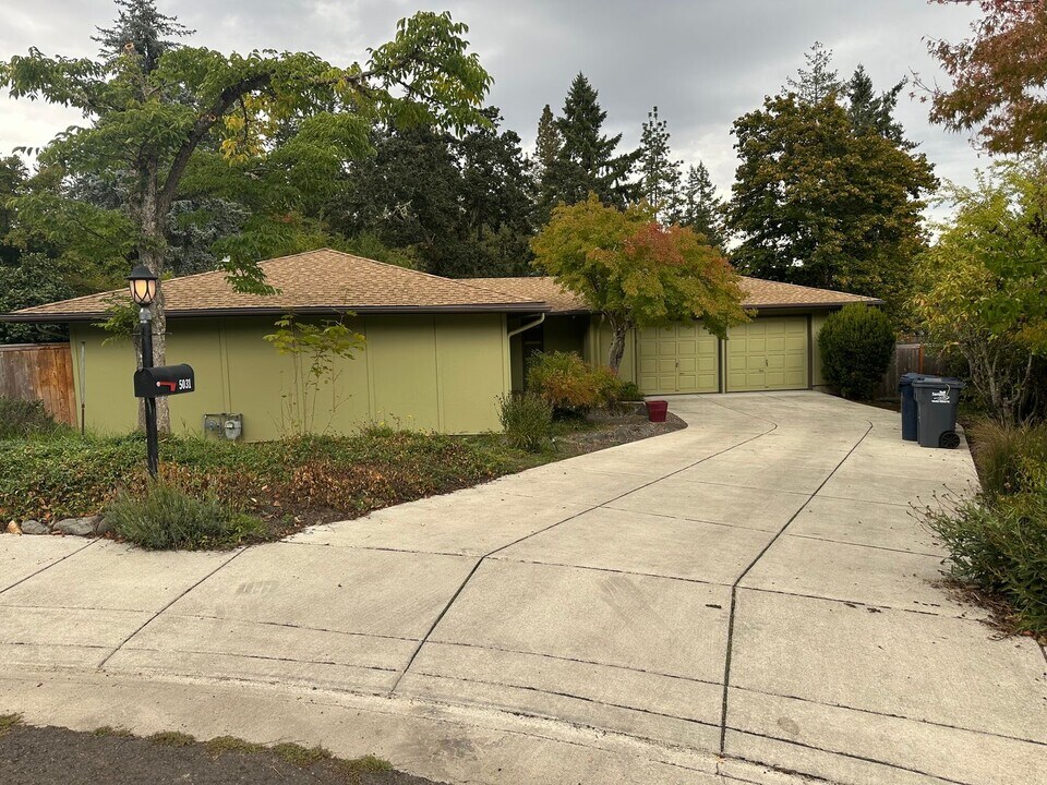 5031 Saxon Way in Eugene, OR - Building Photo