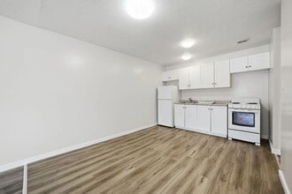 Thomas Manor in Prince Albert, SK - Building Photo - Building Photo