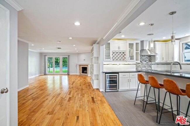 6134 Longridge Ave in Los Angeles, CA - Building Photo - Building Photo
