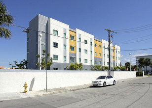 Biscayne Commons Residence Hall in North Miami, FL - Building Photo - Building Photo