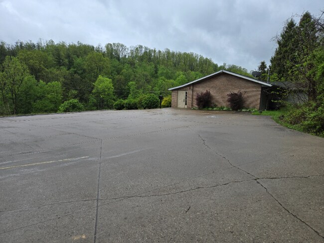 62700 Barnesville Hendrysburg Rd in Barnesville, OH - Building Photo - Building Photo