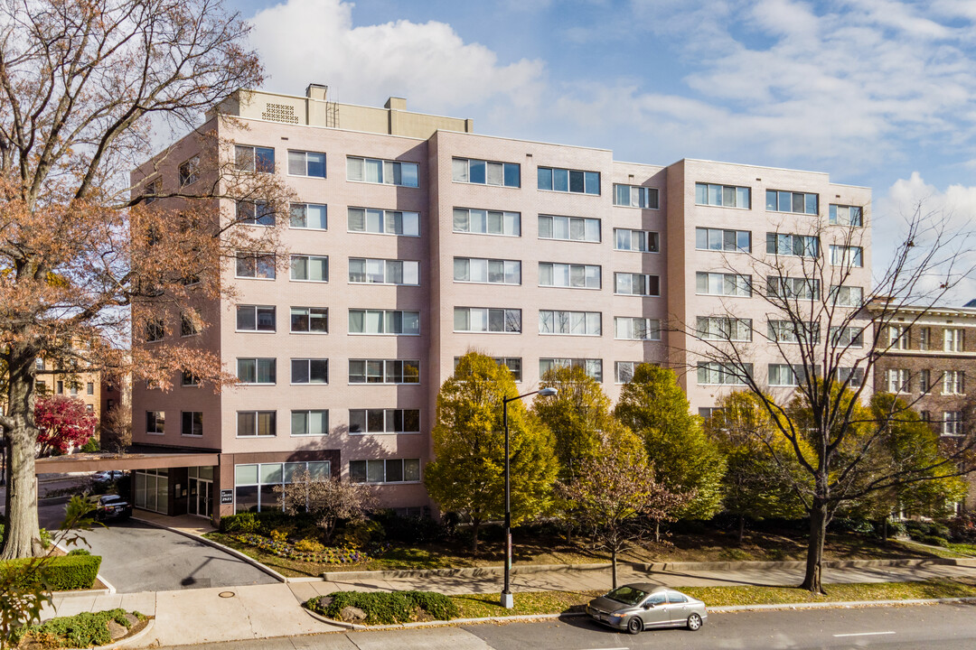 Carlton House in Washington, DC - Building Photo