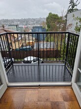 2349 W Newton St in Seattle, WA - Foto de edificio - Building Photo