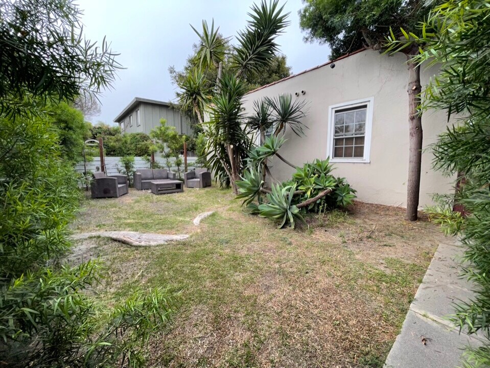 1860 10th St, Unit 20 in Santa Monica, CA - Building Photo