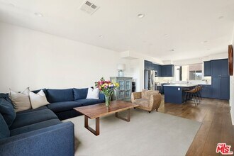 13151 Victory Blvd in Los Angeles, CA - Building Photo - Building Photo