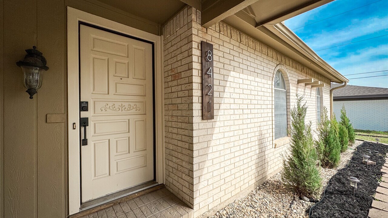 8421 Randy Dr in North Richland Hills, TX - Building Photo