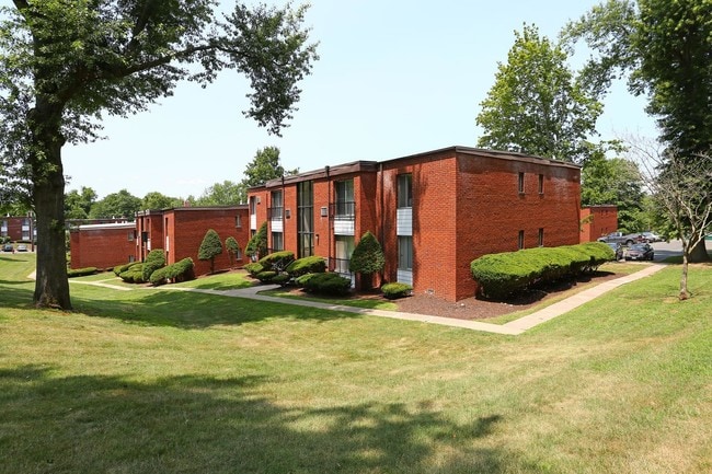 Forest Park in Rocky Hill, CT - Foto de edificio - Building Photo