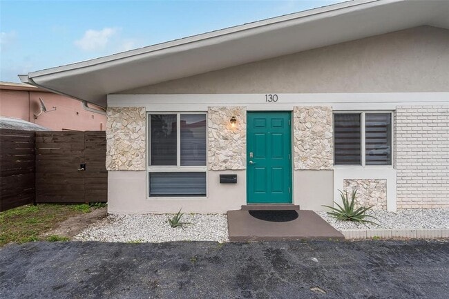 130 NW 57th St in Oakland Park, FL - Foto de edificio - Building Photo