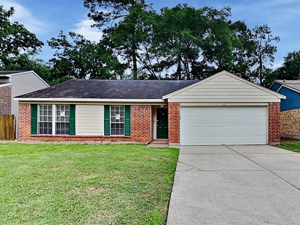 14 S White Pebble Ct in Spring, TX - Building Photo