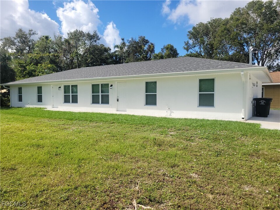 2156 Edison Ave in Ft. Myers, FL - Building Photo