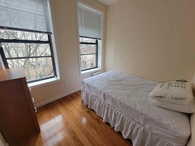 24 E 7th St in New York, NY - Building Photo - Building Photo