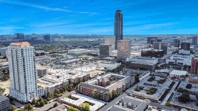 2400 McCue Rd in Houston, TX - Foto de edificio - Building Photo