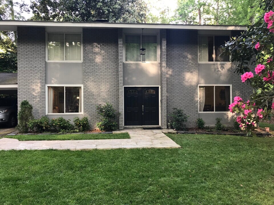 4889 Lake Forrest Dr in Atlanta, GA - Foto de edificio