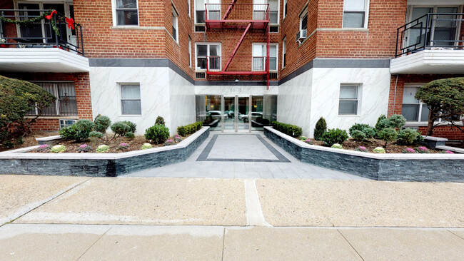 66-15 Thornton Place in Rego Park, NY - Building Photo - Building Photo