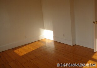 339 Centre St, Unit 2 in Boston, MA - Foto de edificio - Building Photo