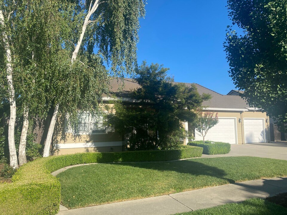 2625 Carmichael Way in Turlock, CA - Building Photo