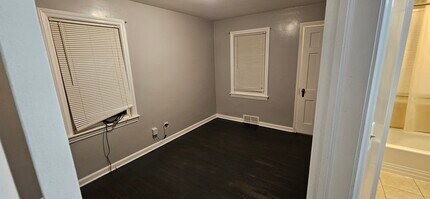 13590 Cedar Rd, Unit lower unit 1st floor in University Heights, OH - Foto de edificio - Building Photo