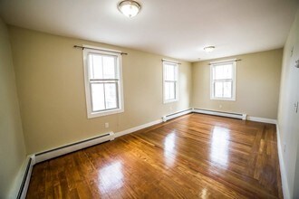 3 Sharon Ct in Newport, RI - Building Photo - Building Photo