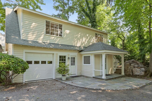 14 Grove Ln in Greenwich, CT - Building Photo - Building Photo