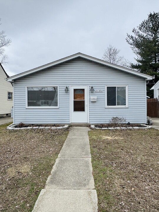 27393 Palmer Blvd in Madison Heights, MI - Building Photo