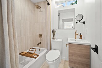 906 Victoria Ave in Venice, CA - Foto de edificio - Building Photo