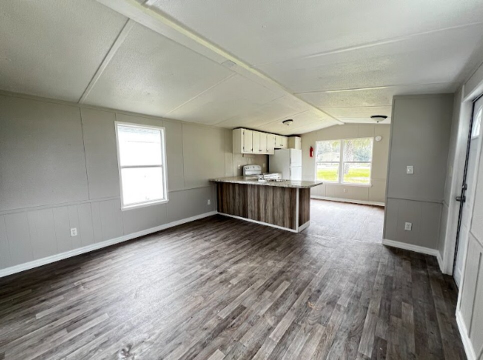 7017 Silver Lake Dr in Palatka, FL - Building Photo