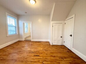 92 Main St, Unit 1 in Malden, MA - Foto de edificio - Building Photo