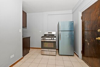 64th/Kedzie (6401-05) in Chicago, IL - Building Photo - Interior Photo
