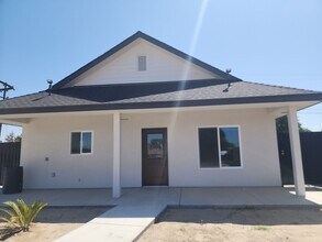 1102 Kelly St in Bakersfield, CA - Building Photo - Building Photo