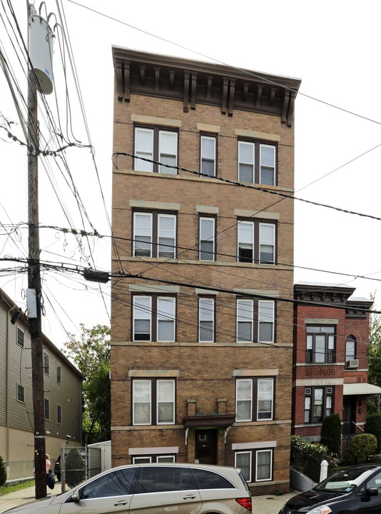 261 Hutton St in Jersey City, NJ - Building Photo