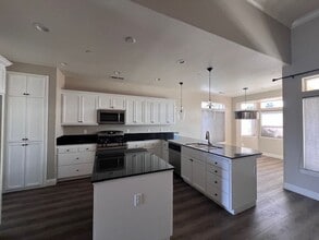 2790 9th Ave Dr in Kingsburg, CA - Building Photo - Building Photo