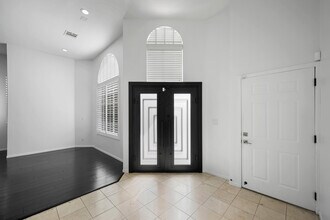 18601 Lanark St, Unit 121 in Los Angeles, CA - Foto de edificio - Building Photo