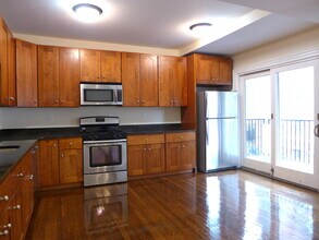 27 Boulevard Ter, Unit 2 in Boston, MA - Foto de edificio - Building Photo