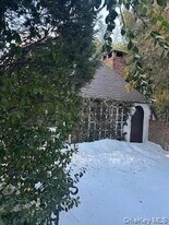 3 Beverly Rd in Port Washington, NY - Building Photo