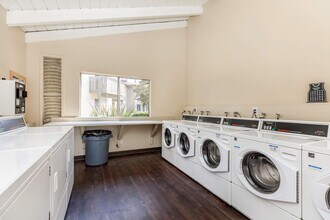 Meadowood Place Apartment Homes in Garden Grove, CA - Building Photo - Building Photo