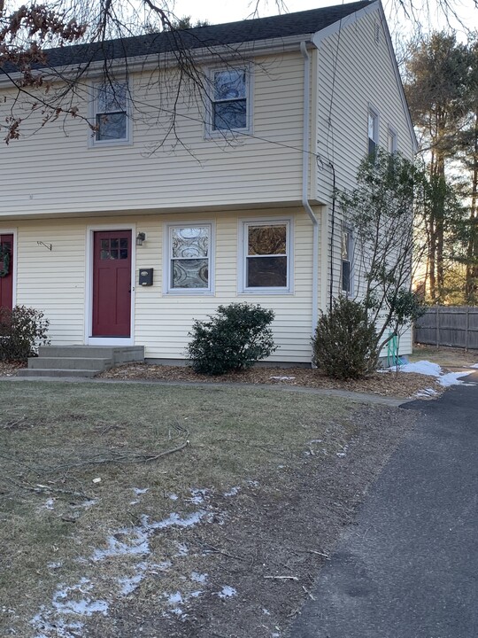 64 Green St, Unit 64a green st Medfield MA in Medfield, MA - Building Photo