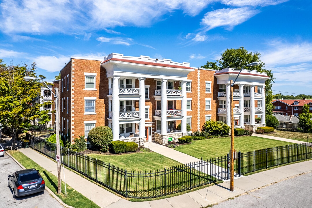 Vanderbilt Place in Kansas City, MO - Building Photo