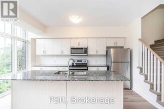 18 Whitaker Wy in Whitchurch-Stouffville, ON - Building Photo - Building Photo