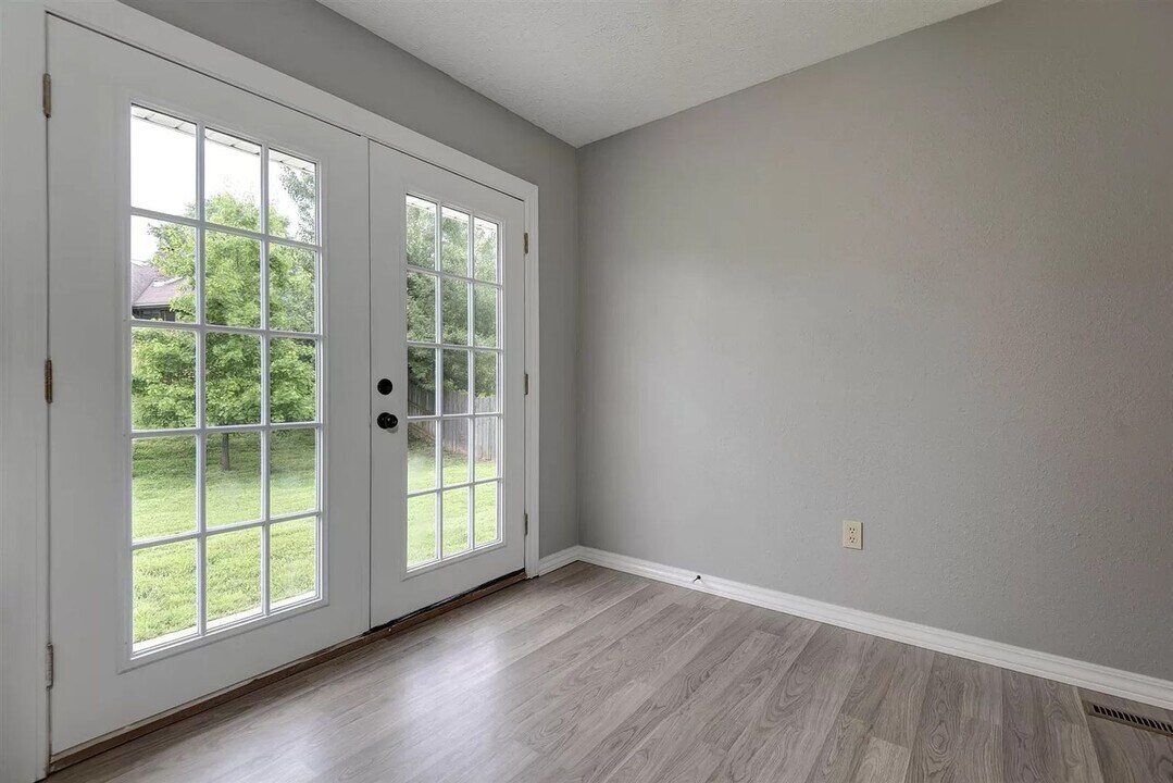 118 W Hunter Dr in Nixa, MO - Building Photo