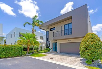 7534 NW 98th Ave in Doral, FL - Building Photo - Building Photo