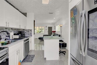 608 NW 4th Ave-Unit -1-2 in Hallandale Beach, FL - Building Photo - Building Photo