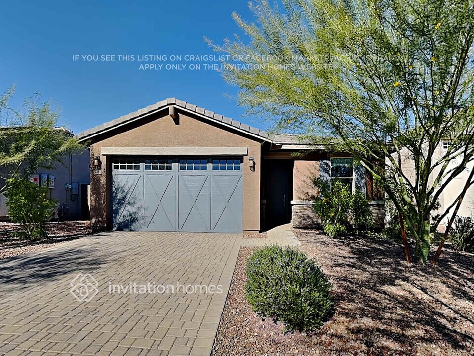 17692 W Fetlock Trail in Surprise, AZ - Foto de edificio