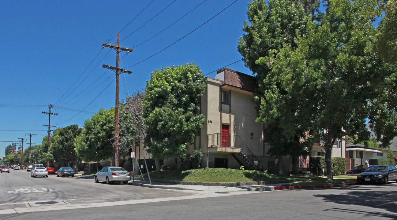 303 E Providencia Ave in Burbank, CA - Building Photo