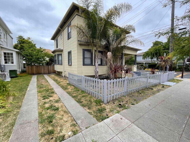 2400 Martin Luther King Jr Way in Berkeley, CA - Building Photo - Building Photo