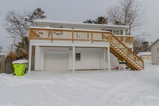 933 E Front St in Traverse City, MI - Building Photo